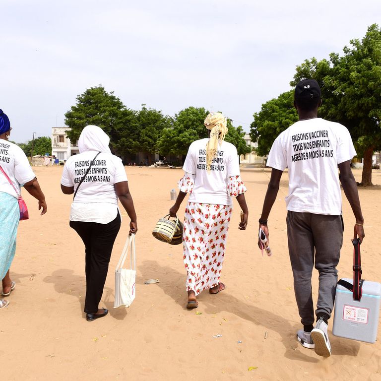 Un team di vaccinatori in un villaggio del Senegal