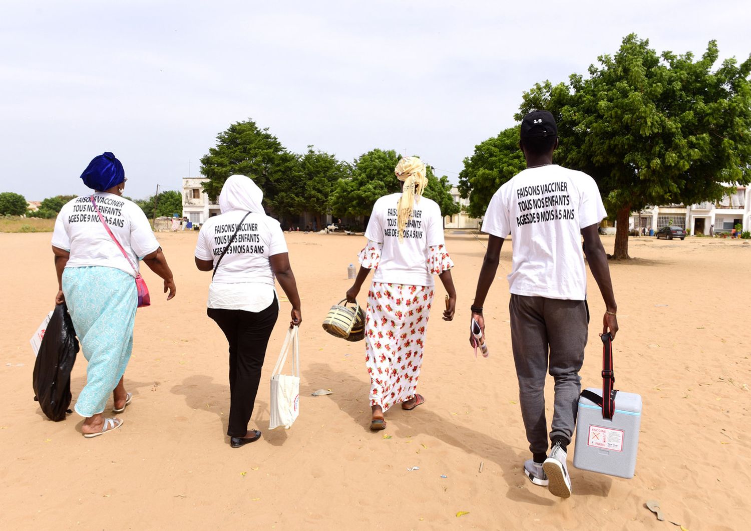 Un team di vaccinatori in un villaggio del Senegal