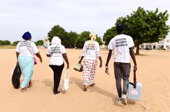 Un team di vaccinatori in un villaggio del Senegal