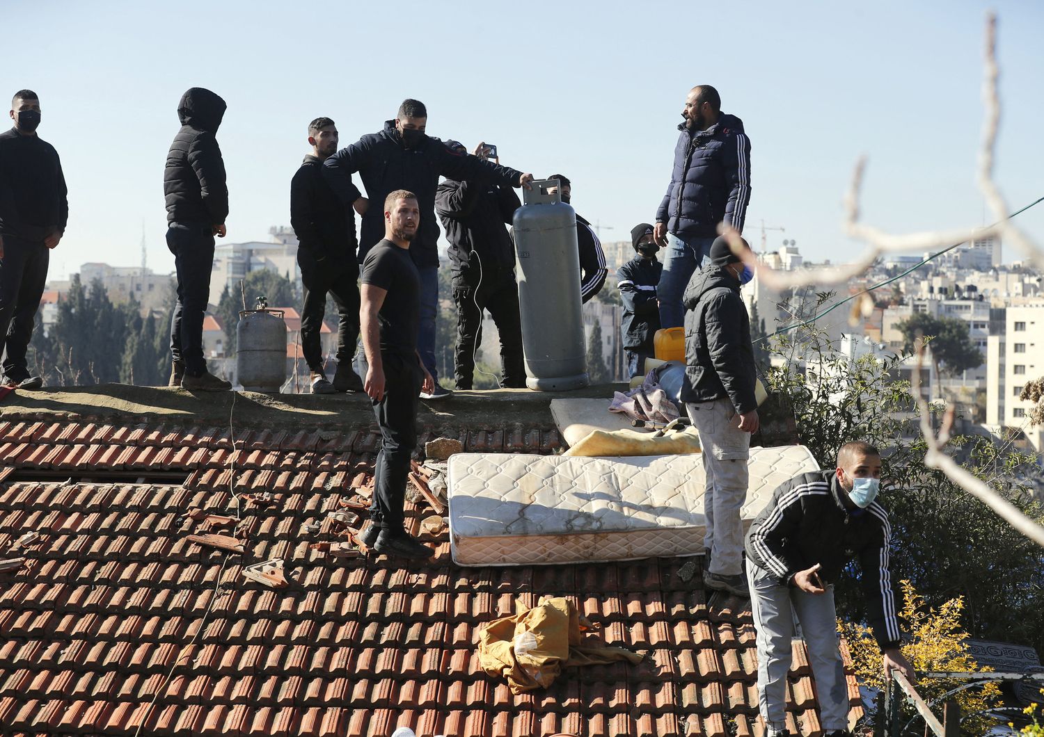 la famiglia palestinese sul tetto dell'abitazione &nbsp;Sheikh Jarrah