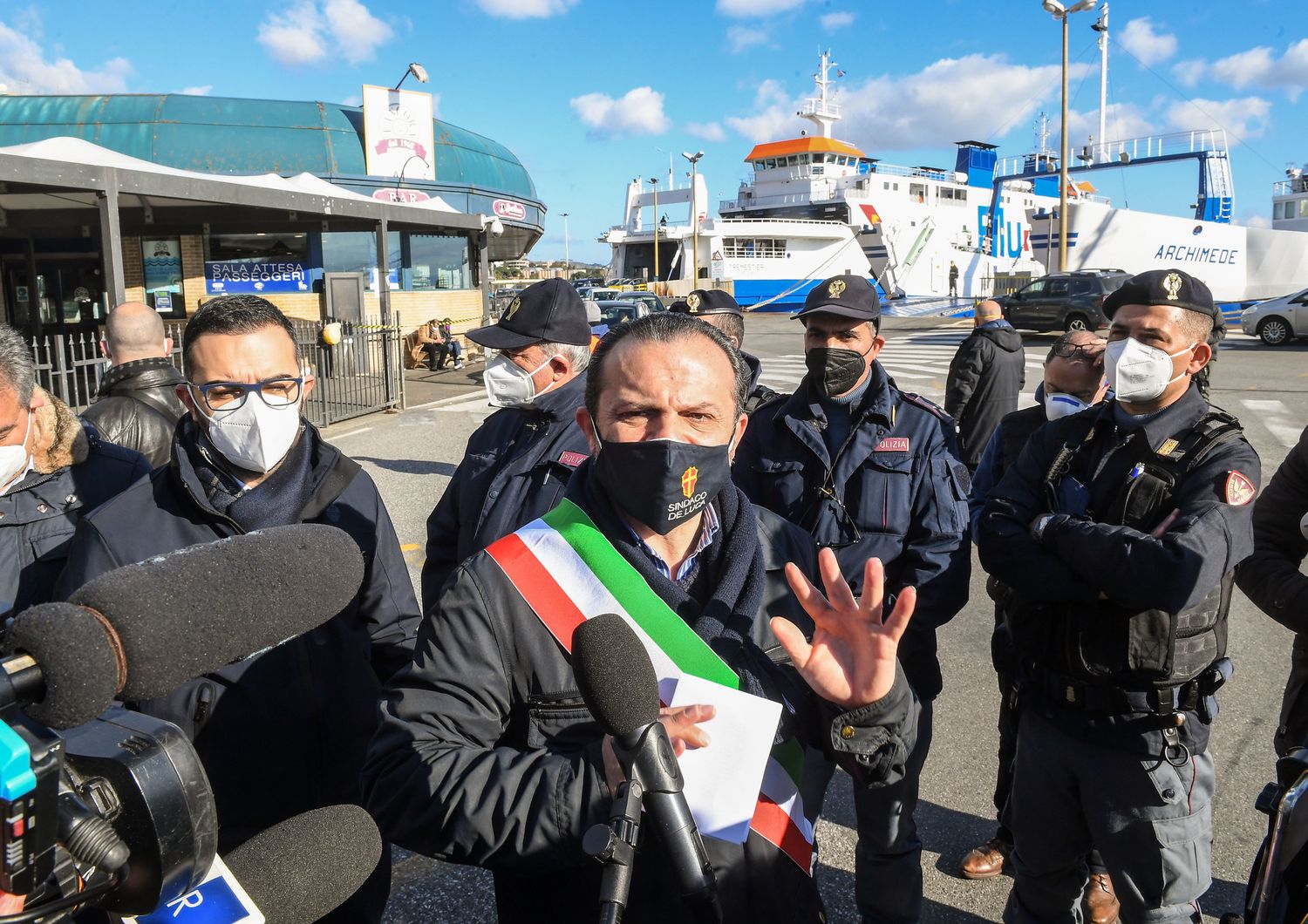 Cateno De Luca protesta contro l'obbligo del Green pass per attraversare lo Stretto di Messina&nbsp;