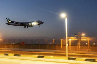 Un aereo in atterraggio