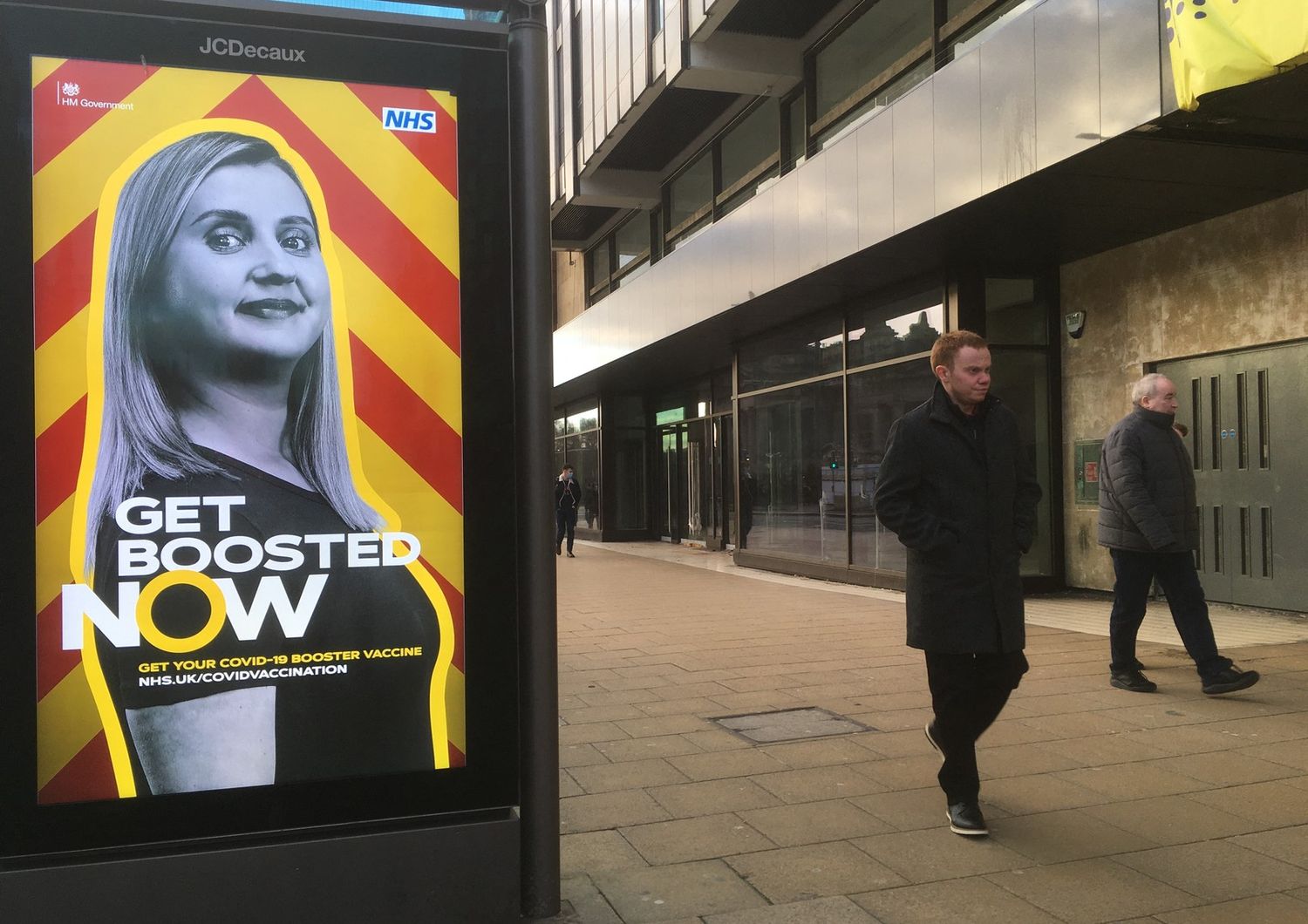 Campagna per il vaccino booster in una strada di Edimburgo