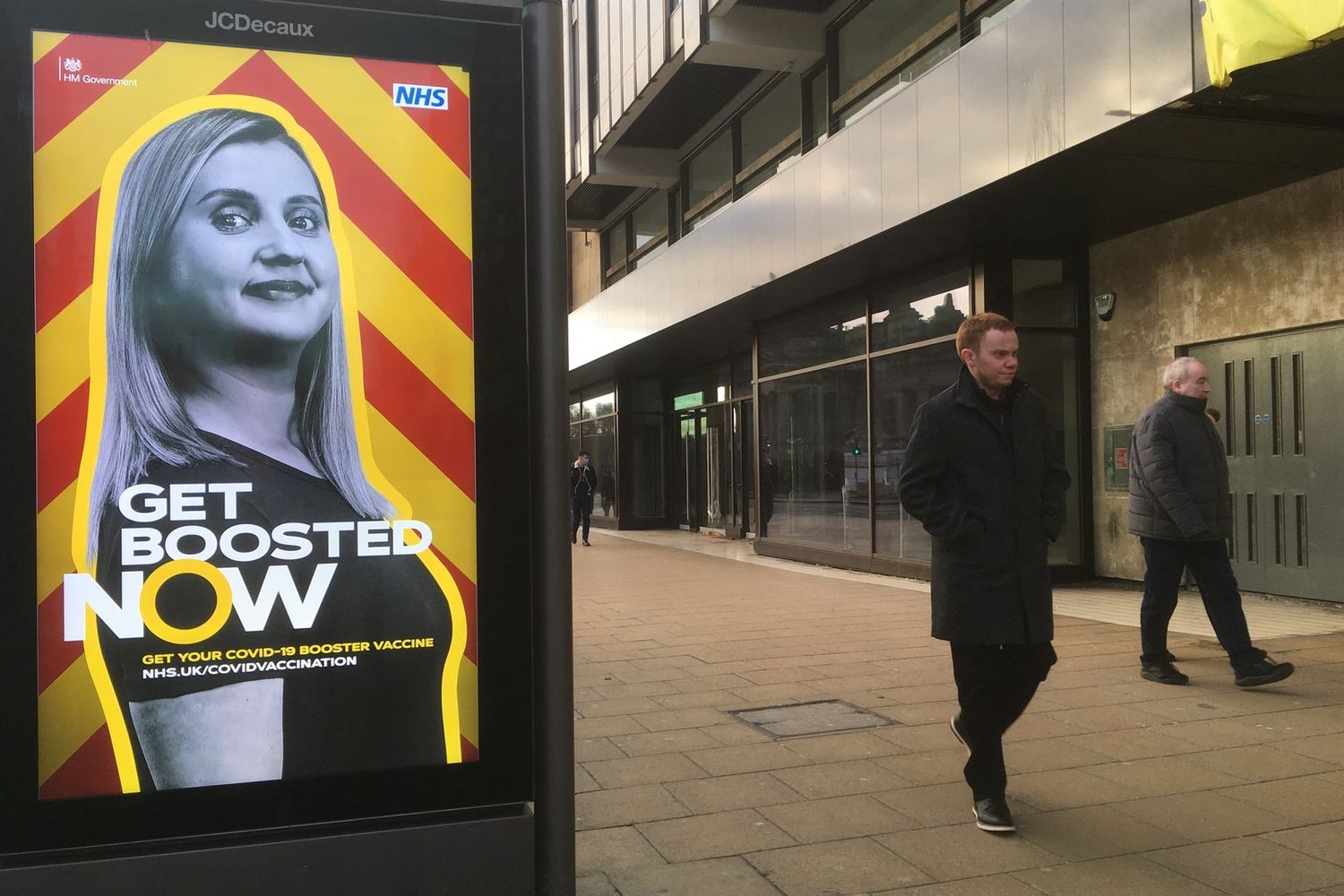 Campagna per il vaccino booster in una strada di Edimburgo