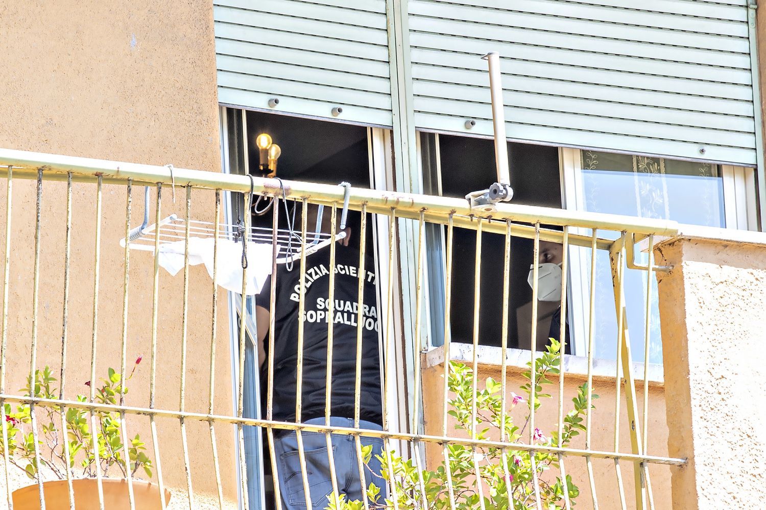 Un sopralluogo della Scientifica in un appartamento