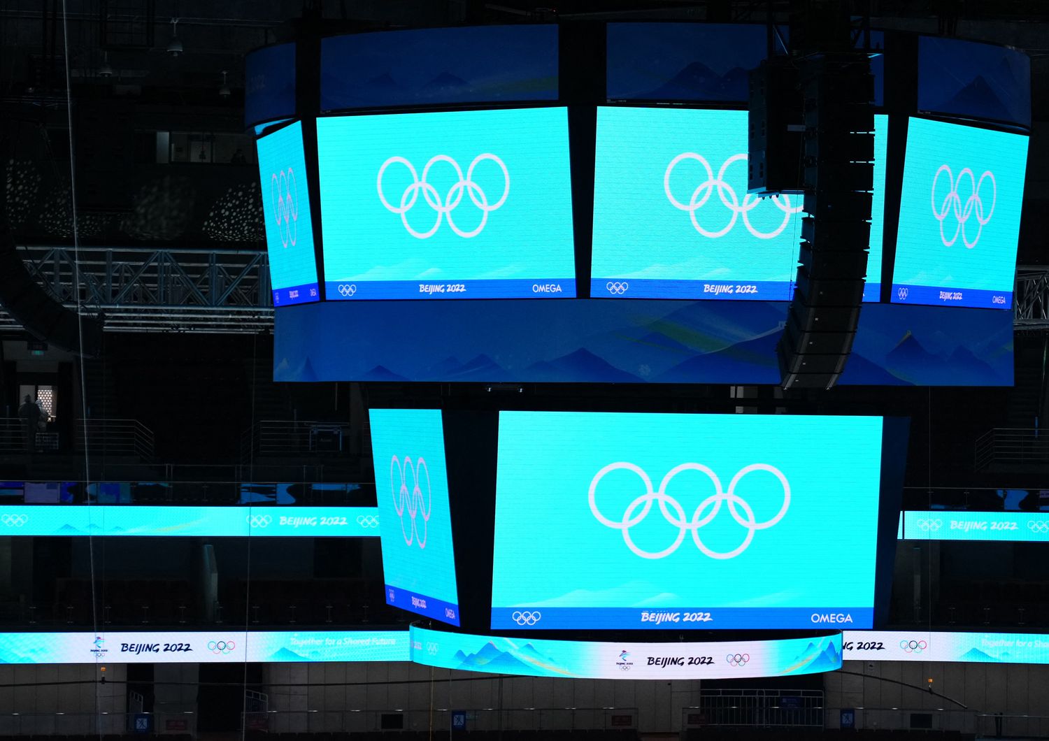 I monitor dello stadio del ghiaccio allestito per le Olimpiadi invernali di Pechino 2022