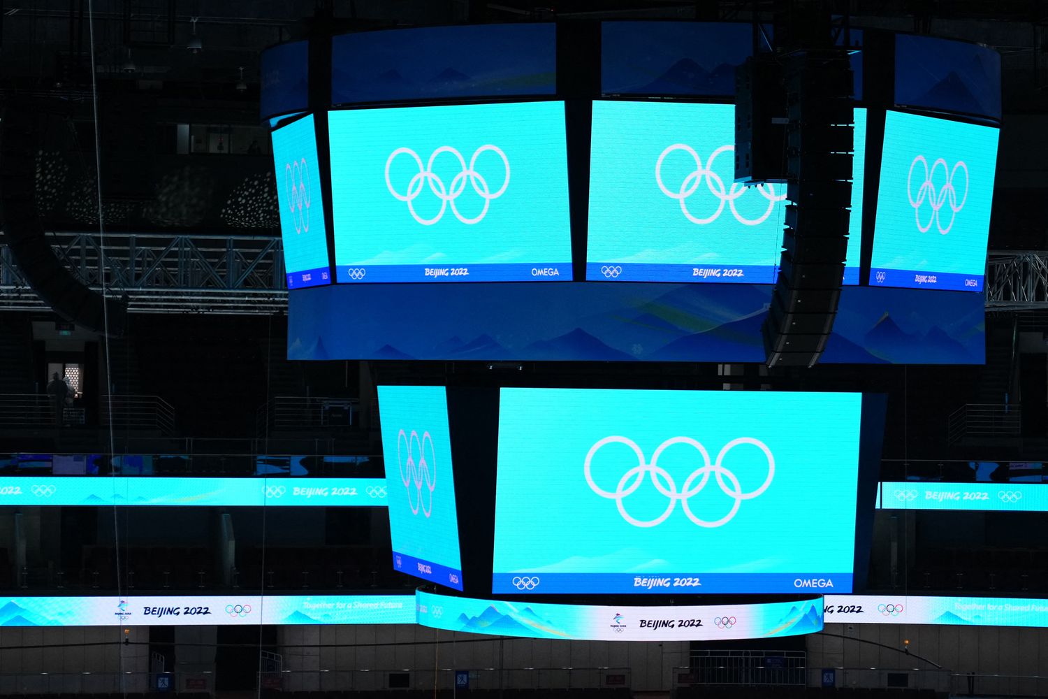 I monitor dello stadio del ghiaccio allestito per le Olimpiadi invernali di Pechino 2022