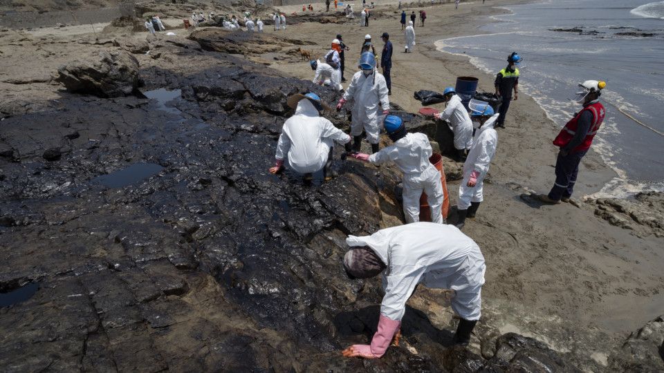 Sversamento di petrolio da una nave sulla costa peruviana di Callao a seguito delle onde anomale causate dall'eruzione del vulcano di Tonga&nbsp;