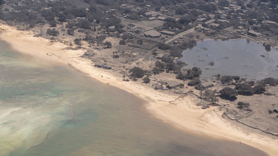 L'isola di Nomuka dell'arcipelago di Tonga completamente ricoperta di cenere vulcanica&nbsp;