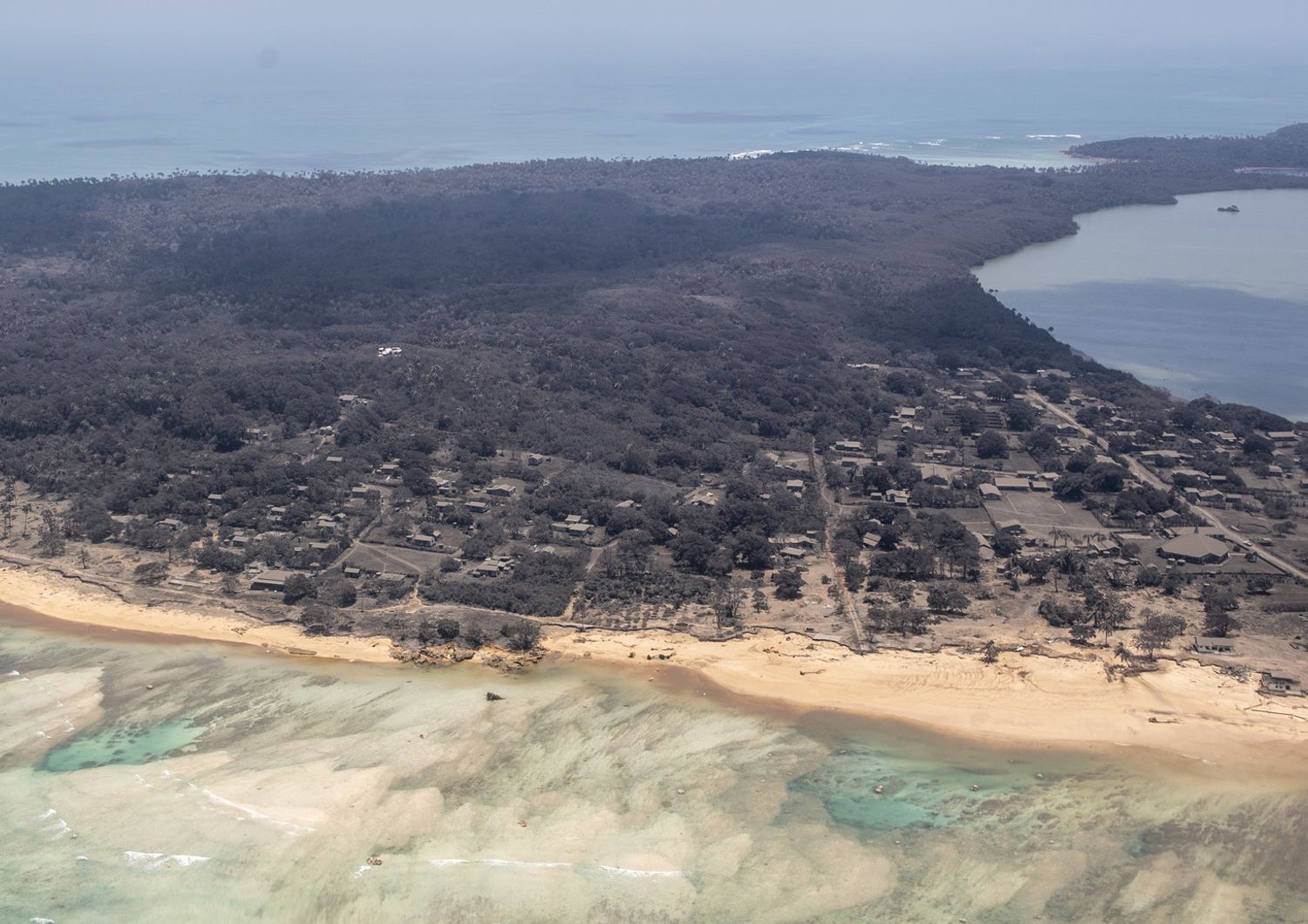 L'isola di Nomuka dell'arcipelago di Tonga completamente ricoperta di cenere vulcanica &nbsp;