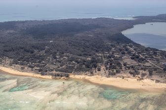 L'isola di Nomuka dell'arcipelago di Tonga completamente ricoperta di cenere vulcanica &nbsp;