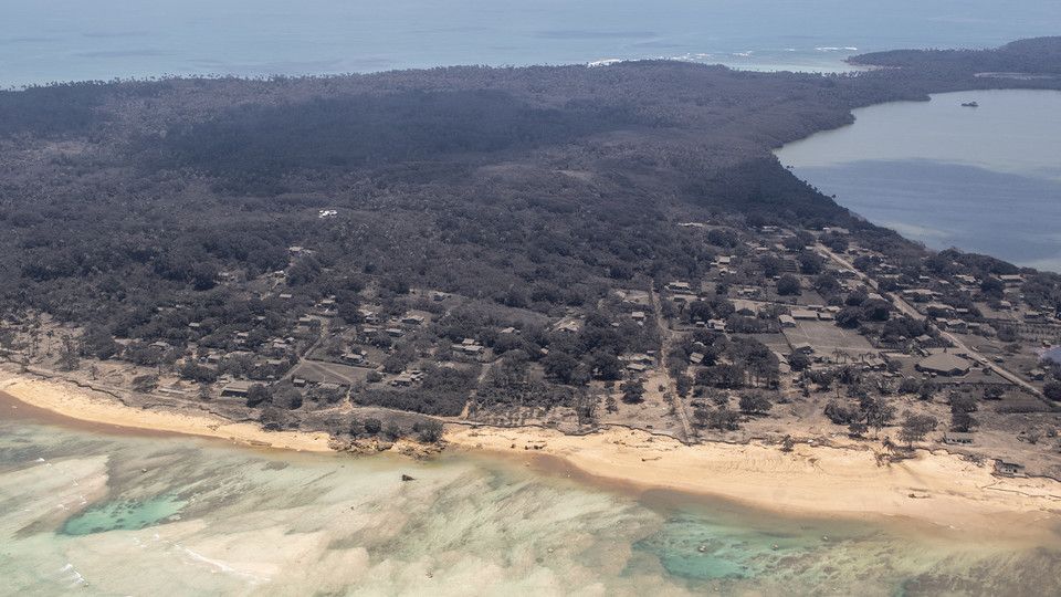 L'isola di Nomuka dell'arcipelago di Tonga completamente ricoperta di cenere vulcanica &nbsp;