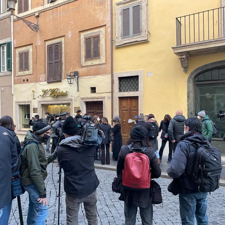 La ressa di giornalisti davanti casa di Giuseppe Conte