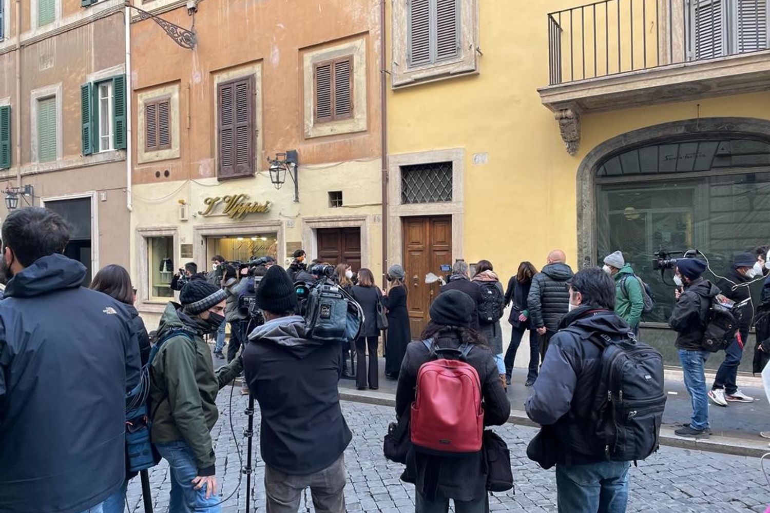 La ressa di giornalisti davanti casa di Giuseppe Conte