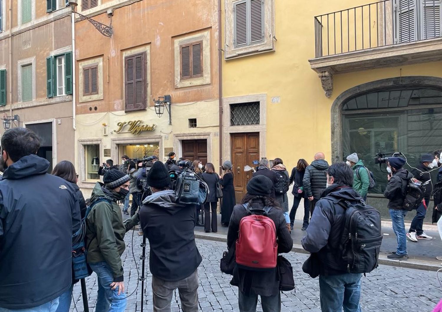La ressa di giornalisti davanti casa di Giuseppe Conte