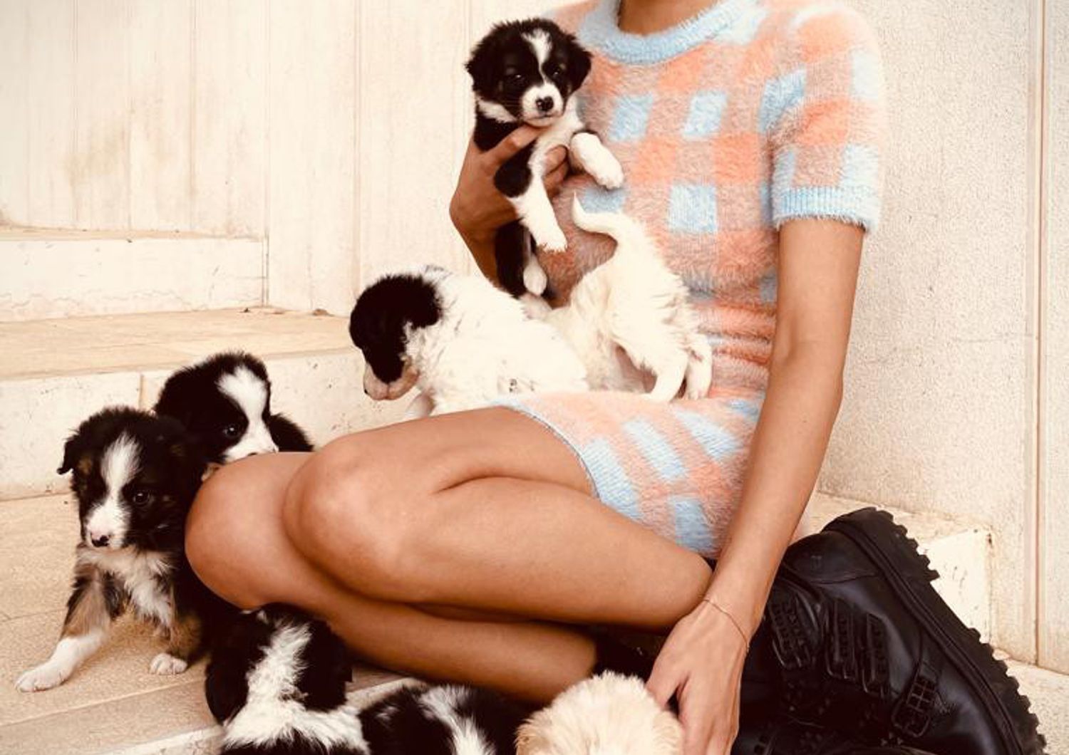 La cantante Elodie con gli otto cuccioli salvati dall'Enpa&nbsp;