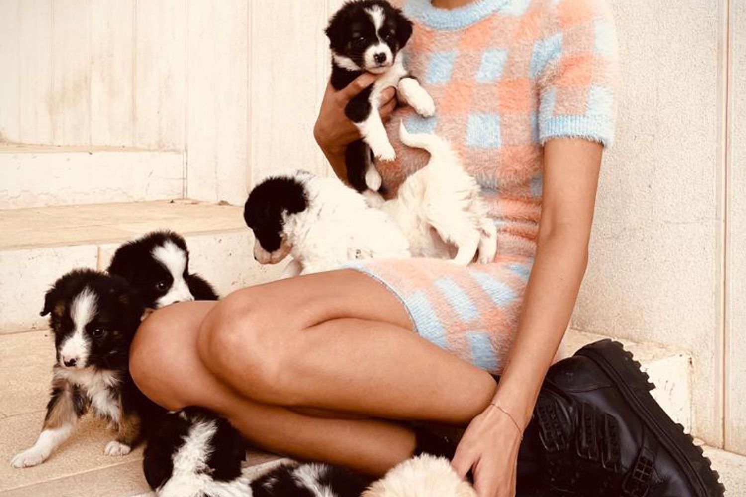 La cantante Elodie con gli otto cuccioli salvati dall'Enpa&nbsp;