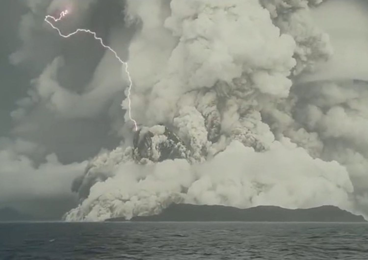 L'eruzione del vulcano sottomarino a Tonga&nbsp;