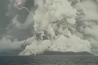 L'eruzione del vulcano sottomarino a Tonga&nbsp;