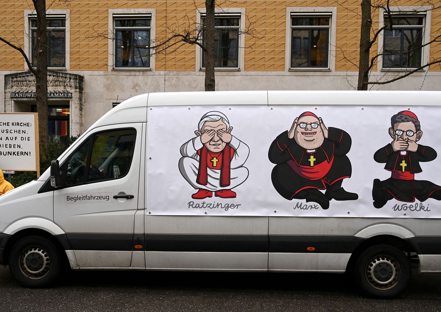 Caricature dell'arcivescovo di Monaco e Frisinga Josef Ratzinger, l'attuale arcivescovo Reinhard Marx  e l'arcivescovo di Colonia, cardinale Rainer Maria Woelki