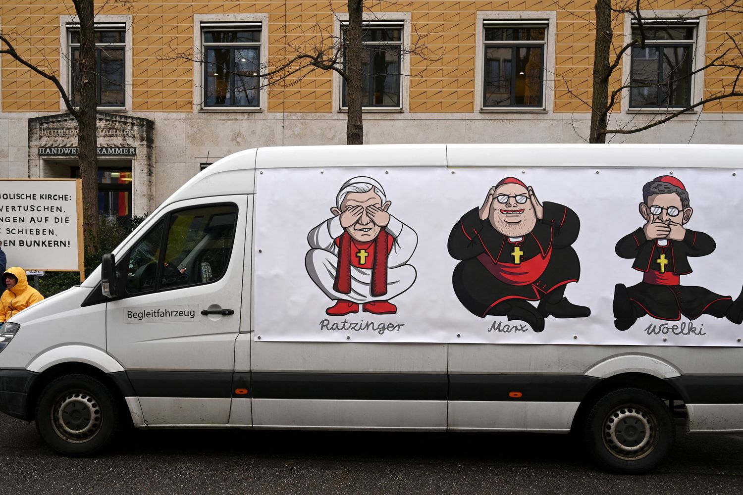 Caricature dell'arcivescovo di Monaco e Frisinga Josef Ratzinger, l'attuale arcivescovo Reinhard Marx  e l'arcivescovo di Colonia, cardinale Rainer Maria Woelki