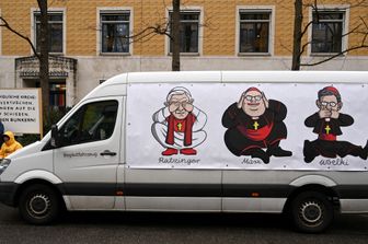 Caricature dell'arcivescovo di Monaco e Frisinga Josef Ratzinger, l'attuale arcivescovo Reinhard Marx  e l'arcivescovo di Colonia, cardinale Rainer Maria Woelki