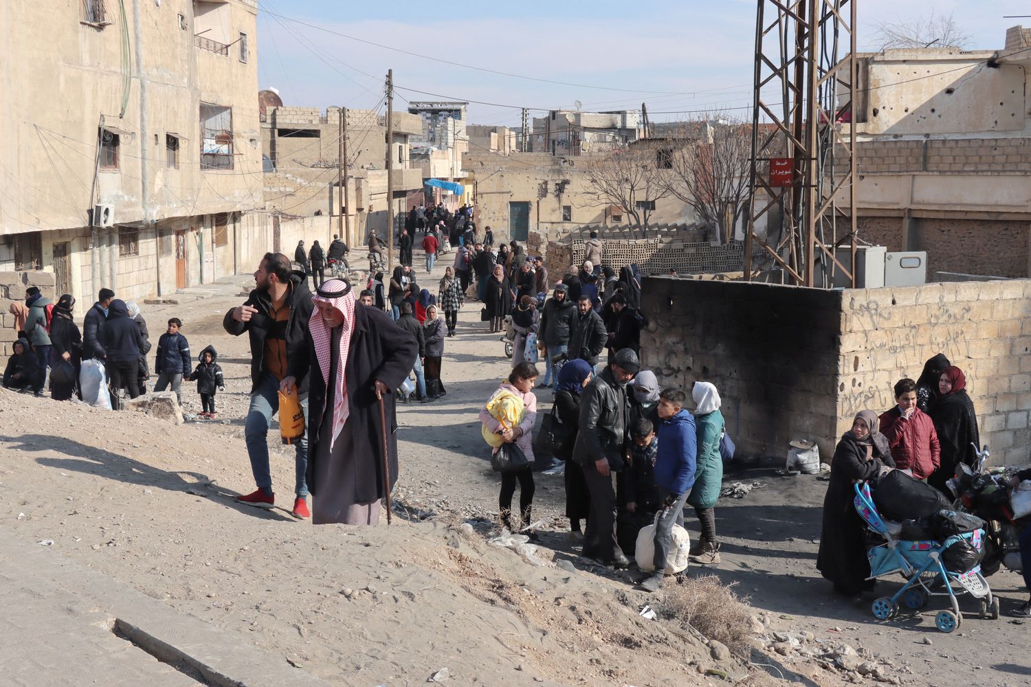 Siriani fuggono dalle loro case nel quartiere di Ghwayran dove l'isis ha attaccato una prigione&nbsp;