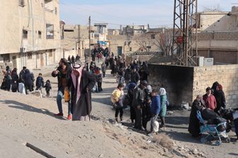 Siriani fuggono dalle loro case nel quartiere di Ghwayran dove l'isis ha attaccato una prigione&nbsp;
