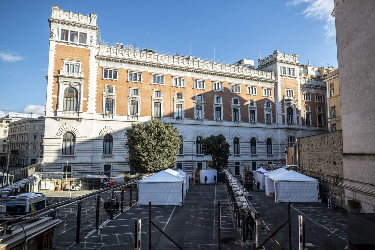 Il drive in allestito per fare votare i parlamentari