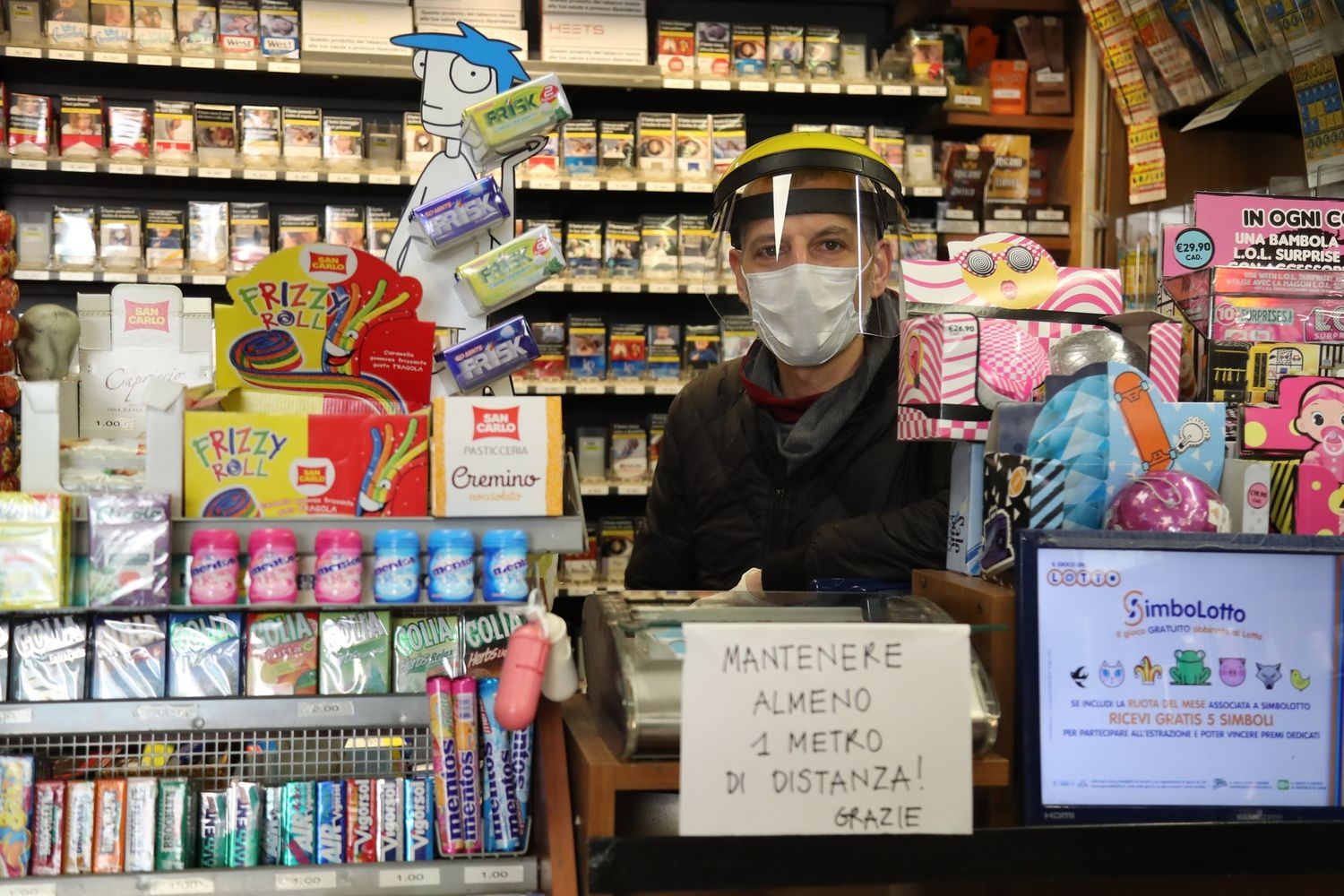 Un tabaccaio con le protezioni anti-covid