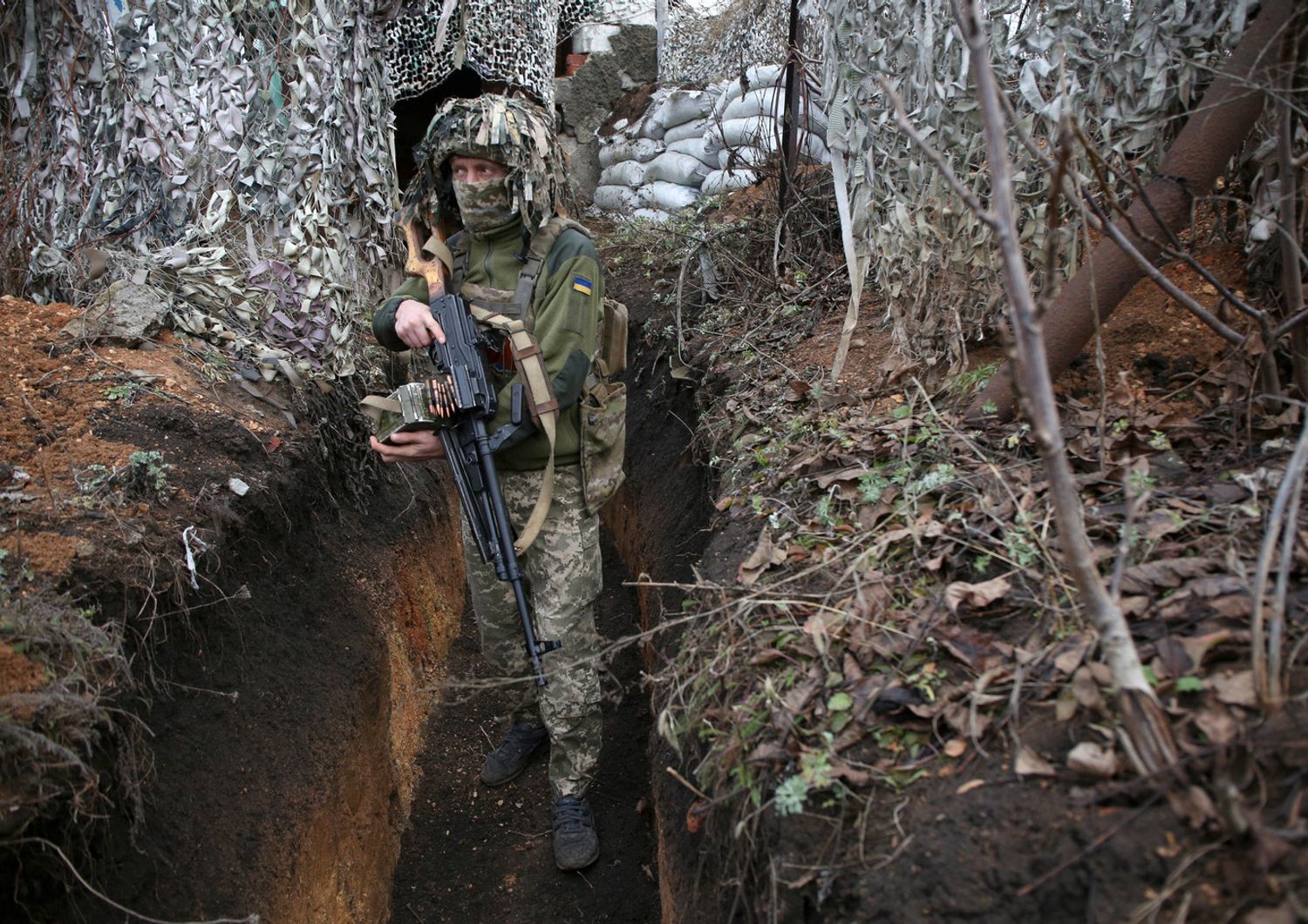 Un soldato ucraino lungo il confine con la Russia