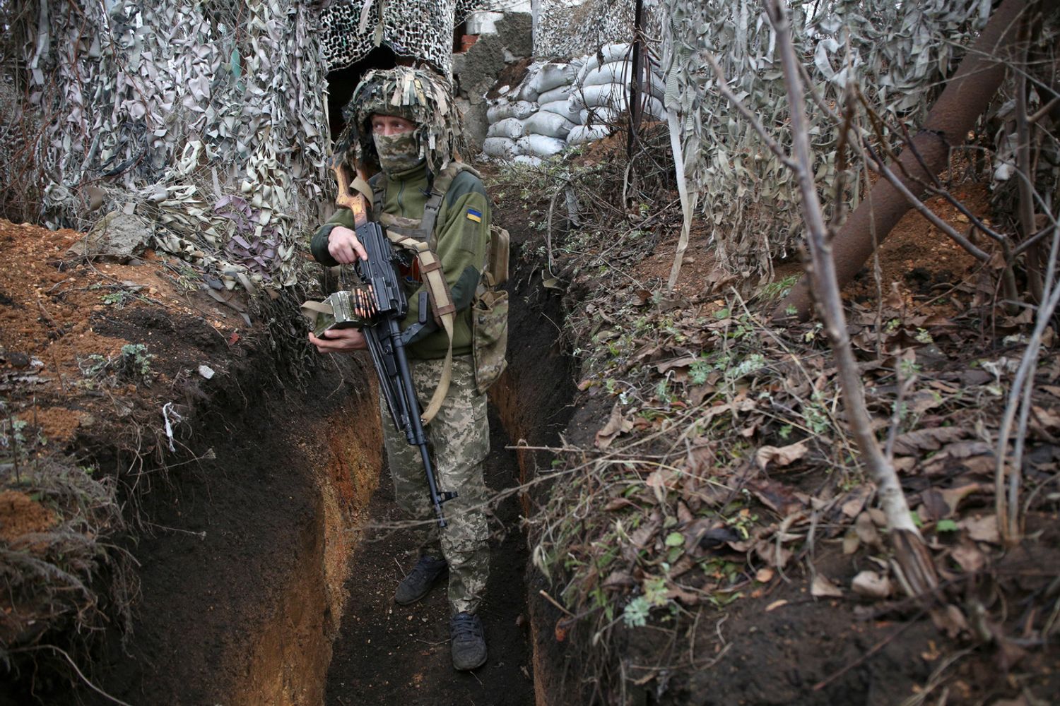 Un soldato ucraino lungo il confine con la Russia