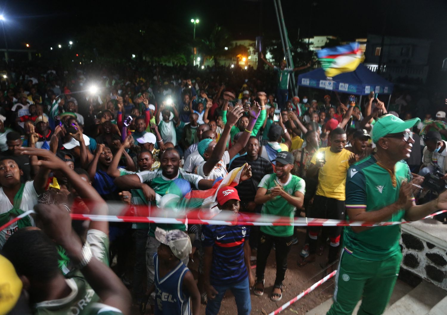 Tifosi del Comore esultano per la rete contro il Camerun&nbsp;