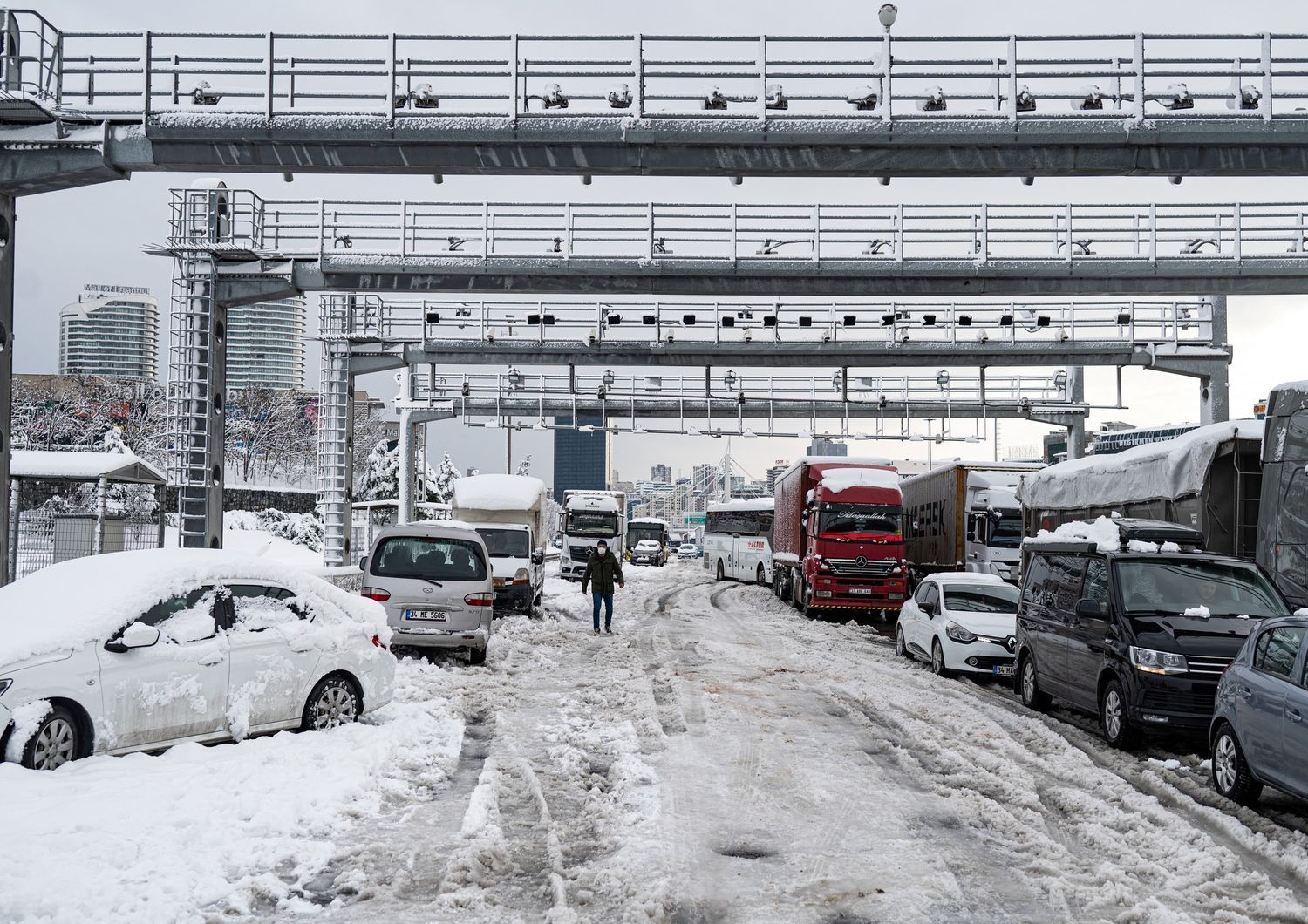 Auto bloccate nella neve a Istanbul&nbsp;