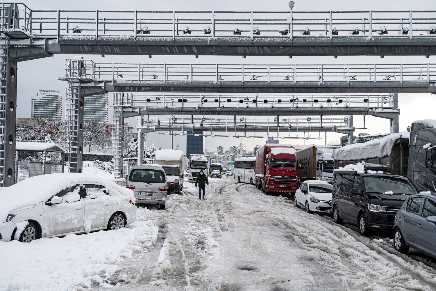 Auto bloccate nella neve a Istanbul&nbsp;