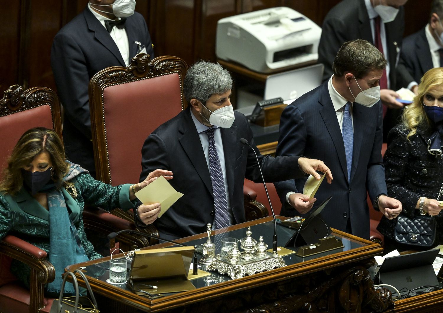 Roberto fico legge i nomi sulle schede nella seconda giornata di votazioni per il quirinale