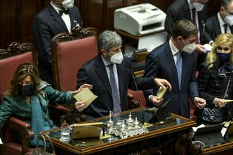 Roberto fico legge i nomi sulle schede nella seconda giornata di votazioni per il quirinale