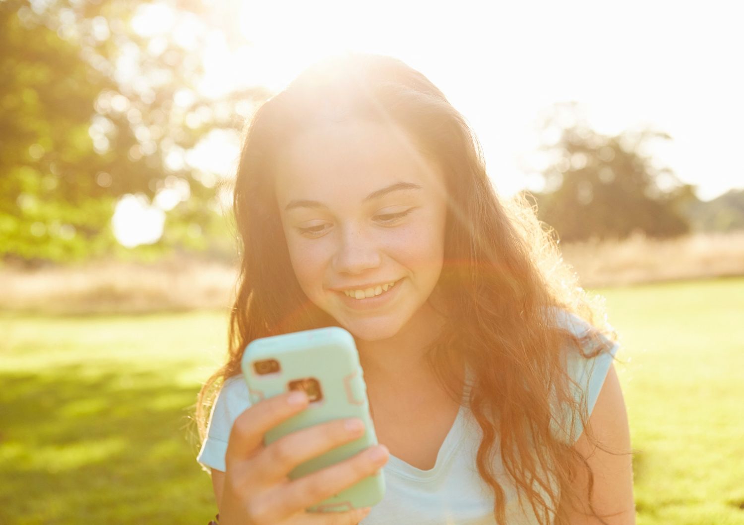 Una ragazzina con uno smartphone sui social