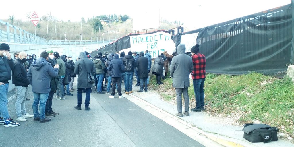 Ex operai Isochimica in attesa davanti la fabbrica