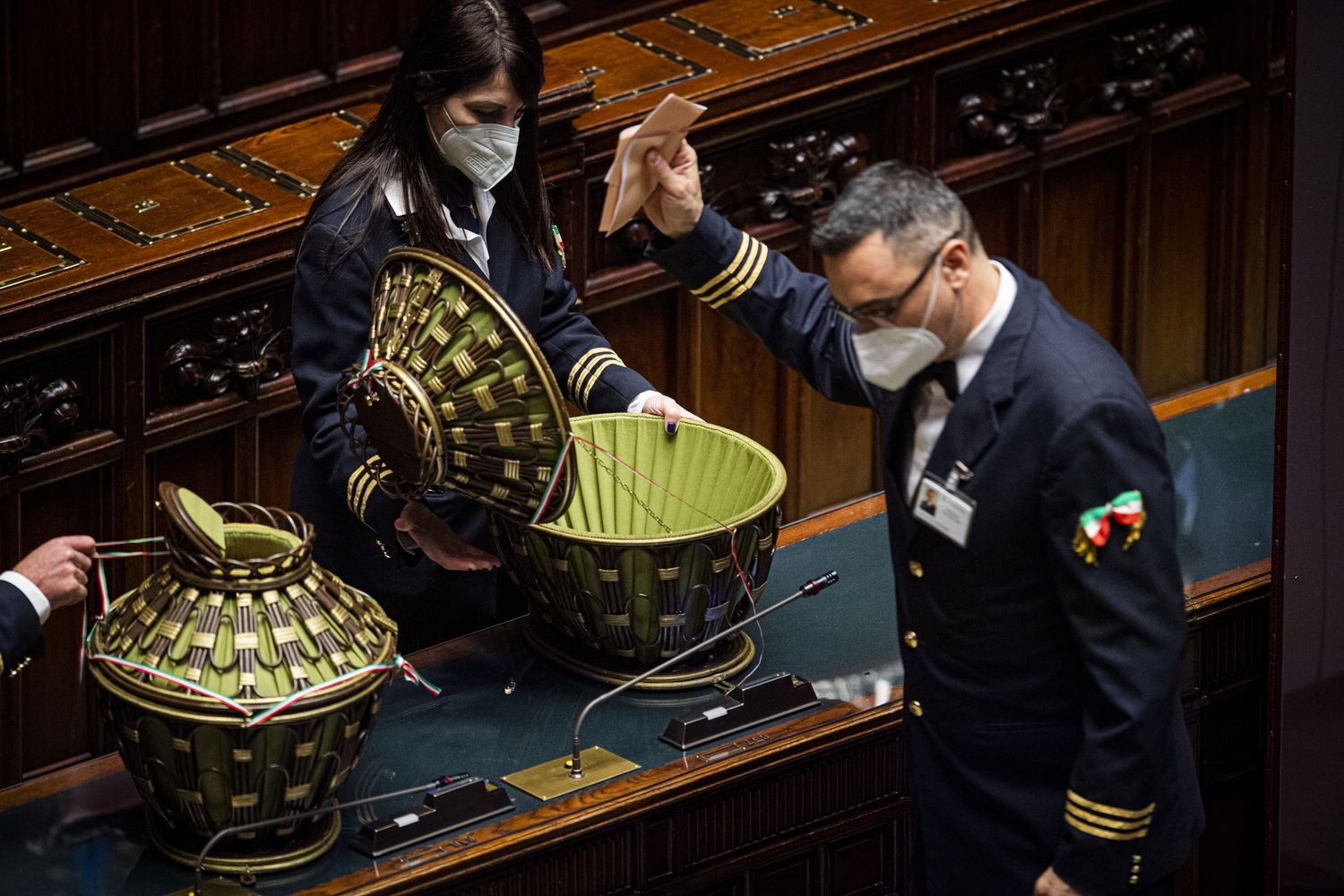 Le operazioni di  conteggio delle schede per la sesta votazione del Presidente della repubblica&nbsp;