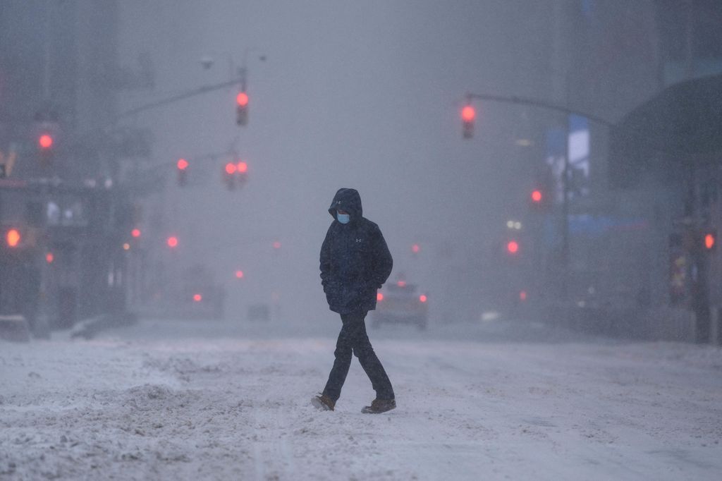 Strade semideserte a New York per la tempesta di neve