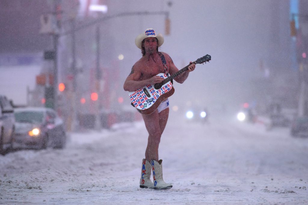 La tempesta di neve a New York si accoglie anche cos&igrave;