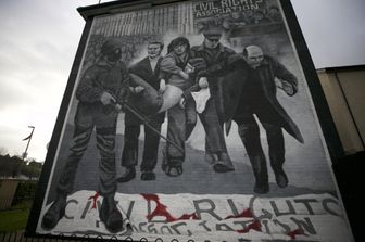 Un murale in ricordo della 'Bloody Sunday' a Derry nell'Irlanda del Nord&nbsp;