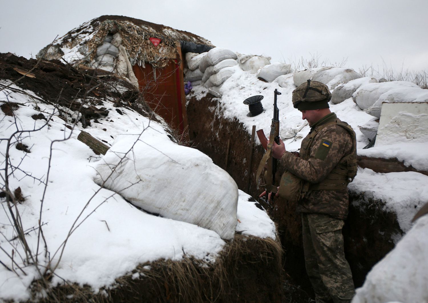 Un militare ucraino in una ttrincea al confine con la Russsia&nbsp;