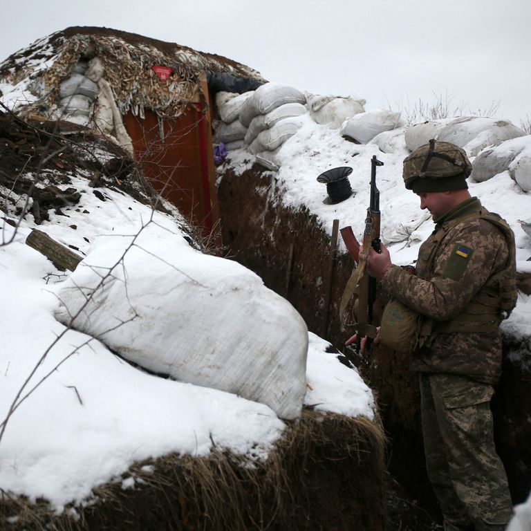 Un militare ucraino in una ttrincea al confine con la Russsia&nbsp;