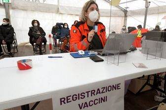 Volontari in servizio in un centro vaccinale&nbsp;