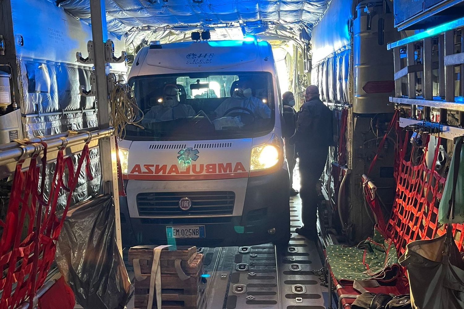 L'imbarco dell'ambulanza con la bambina calabrese malata di Covid su un C-130 dell'Aeronautica militare