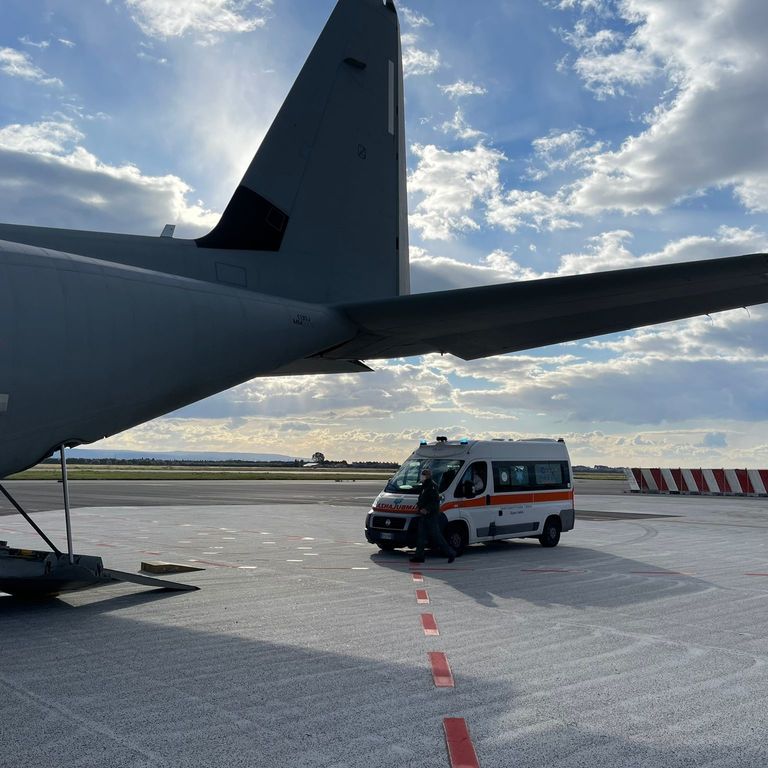 L'imbarco dell'ambulanza con la bambina calabrese malata di Covid su un C-130 dell'Aeronautica militare