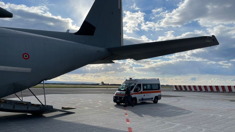 L'imbarco dell'ambulanza con la bambina calabrese malata di Covid su un C-130 dell'Aeronautica militare