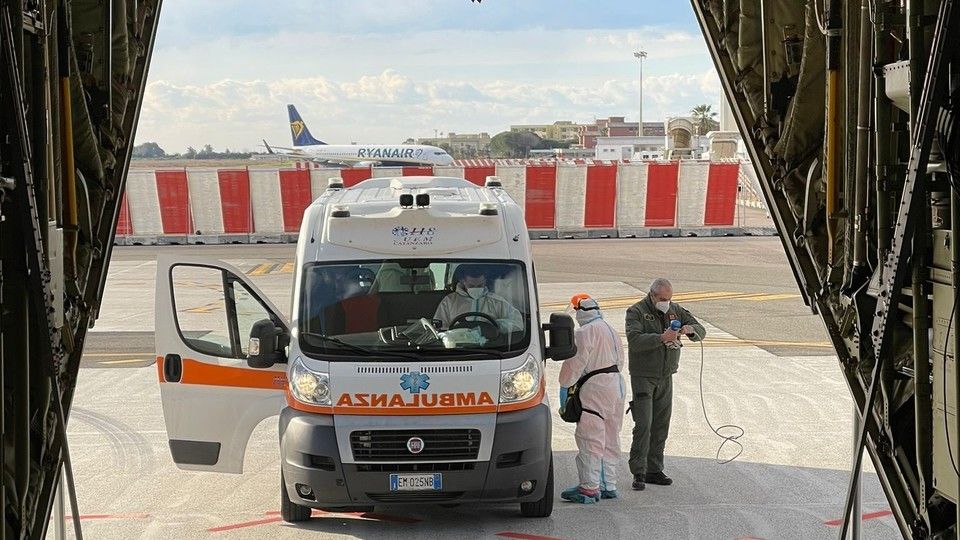 L'imbarco dell'ambulanza con la bambina calabrese malata di Covid su un C-130 dell'Aeronautica militare